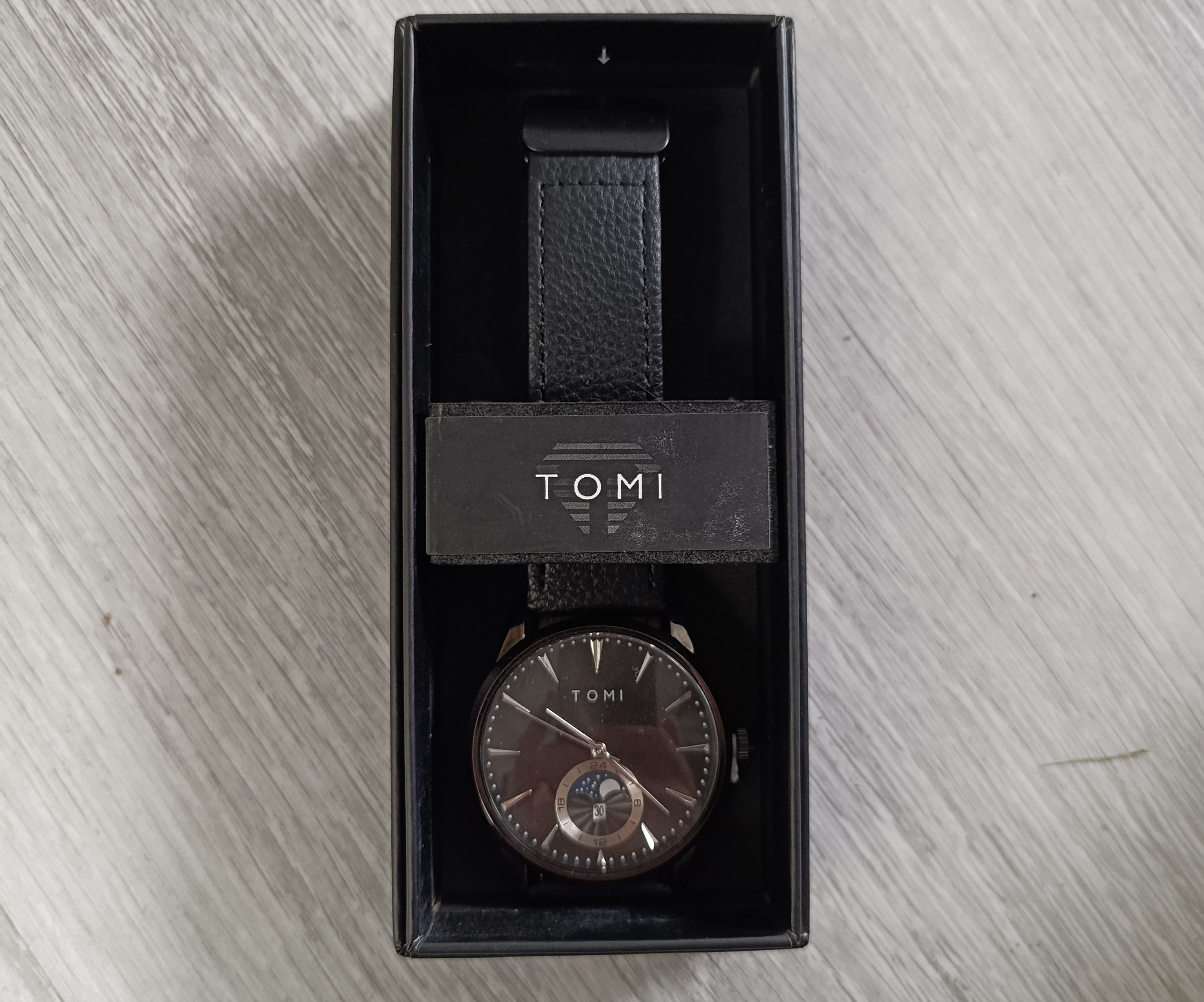 Reloj tomi negro