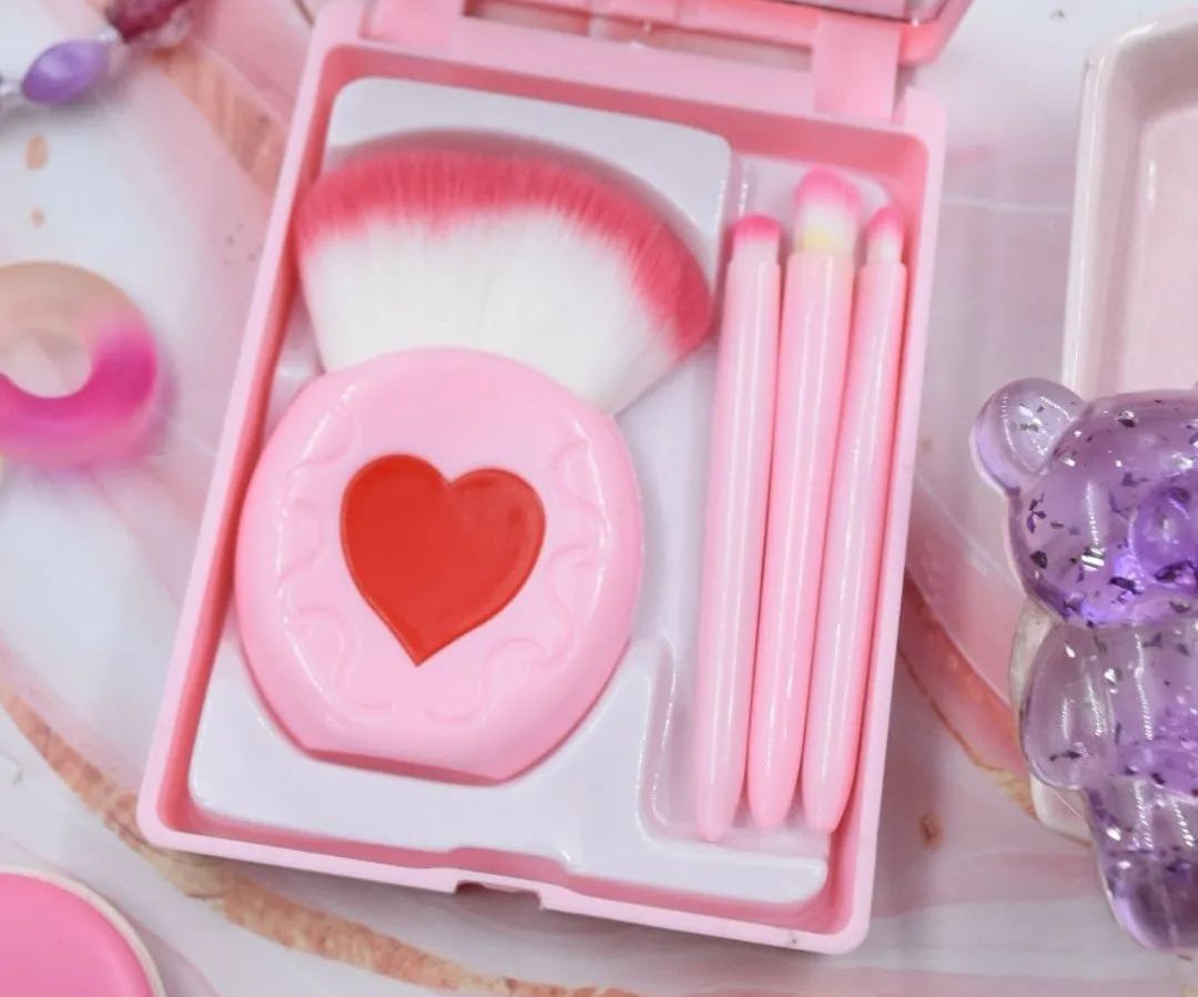 Kit de Brochas Estuche con Espejo Corazón