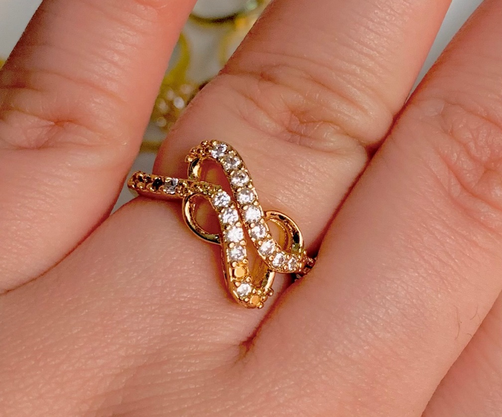 Anillo dorado doble infinito