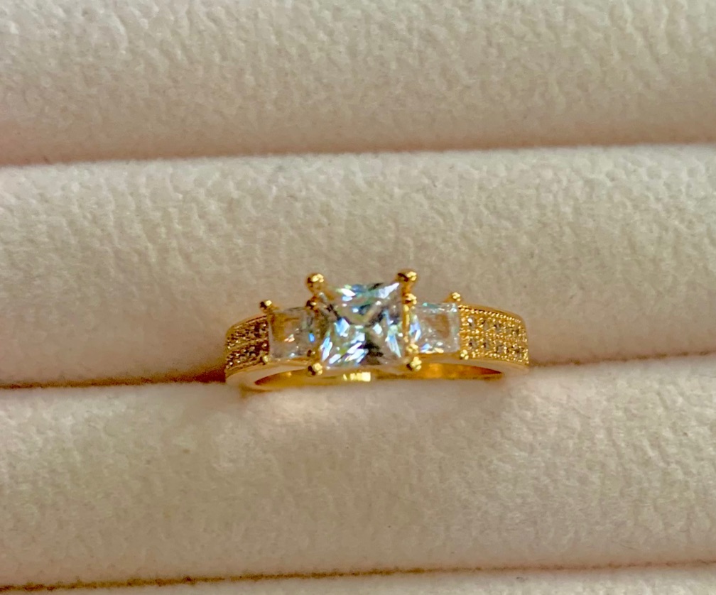 Anillo tipo princesa corona escalonada