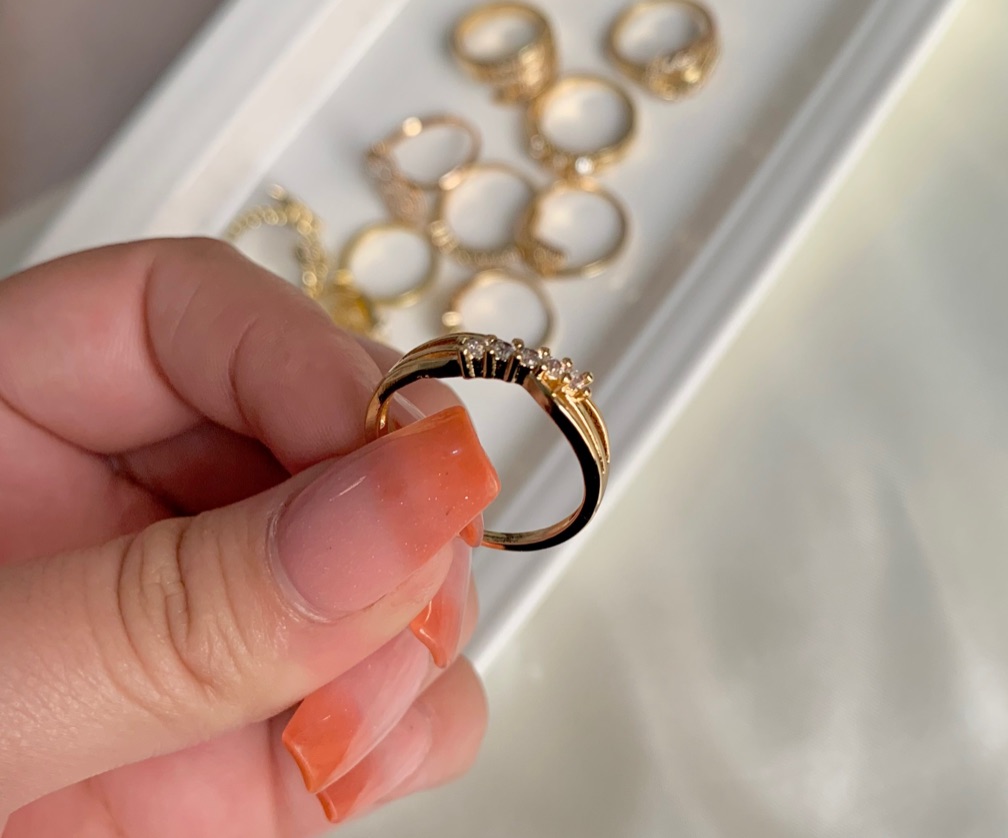 Anillo dorado entrelazado con 5 circona