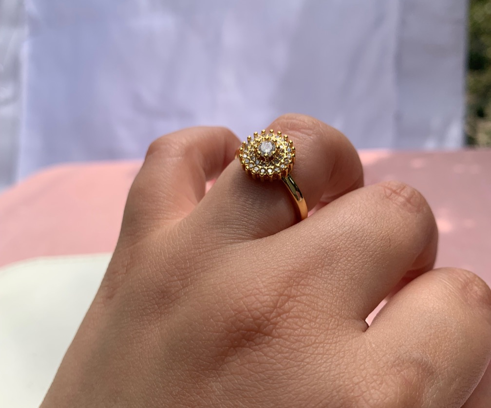 Anillo con forma de flor/sol