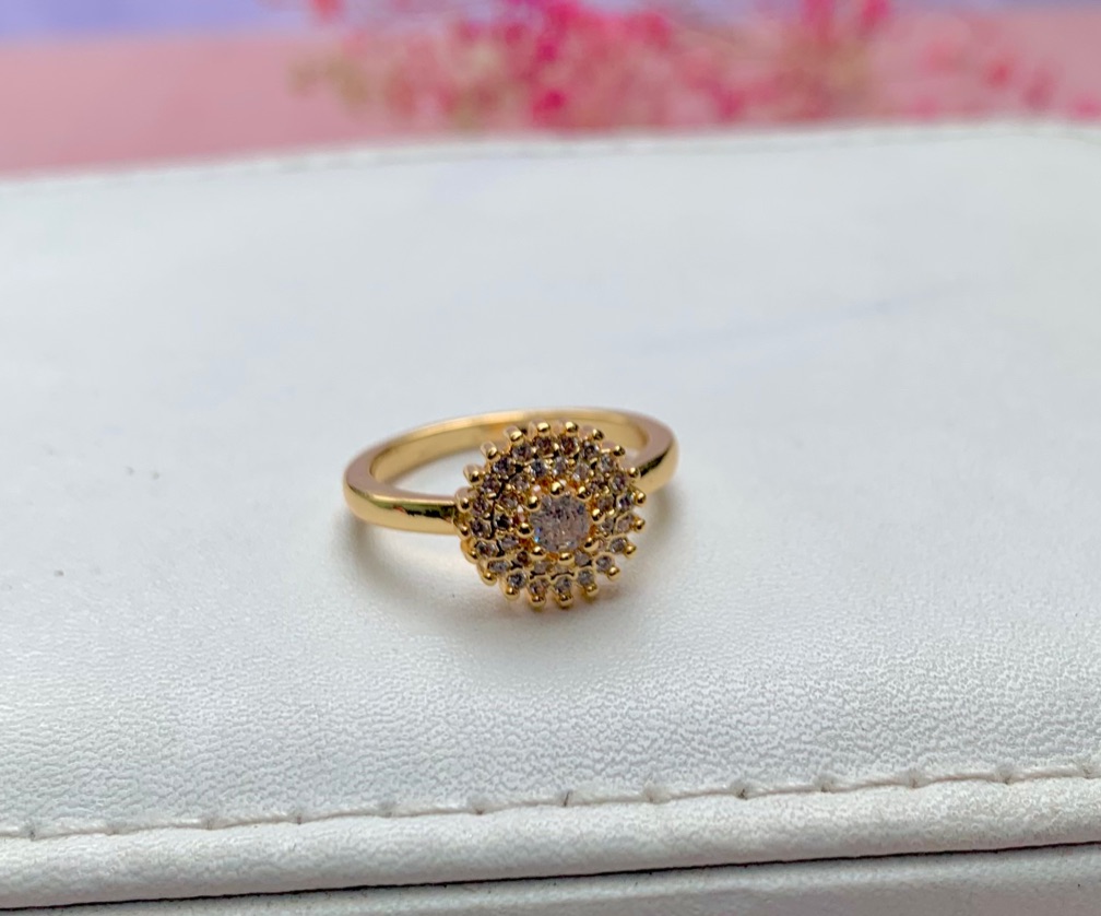 Anillo con forma de flor/sol