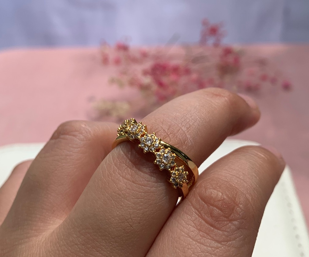 Anillo con forma de linea cruzada c/detalle de flor