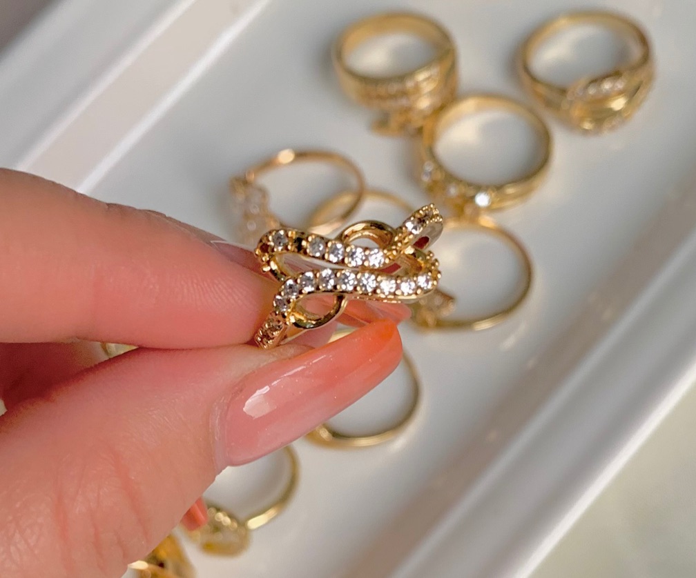 Anillo dorado doble infinito