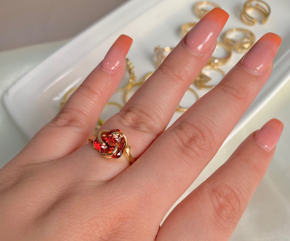 Anillo dorado con 3 cristales de circo a roja