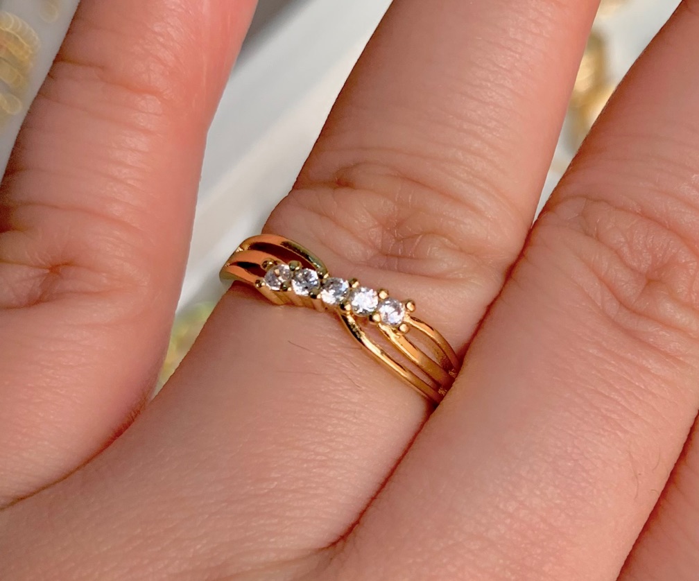 Anillo dorado entrelazado con 5 circona