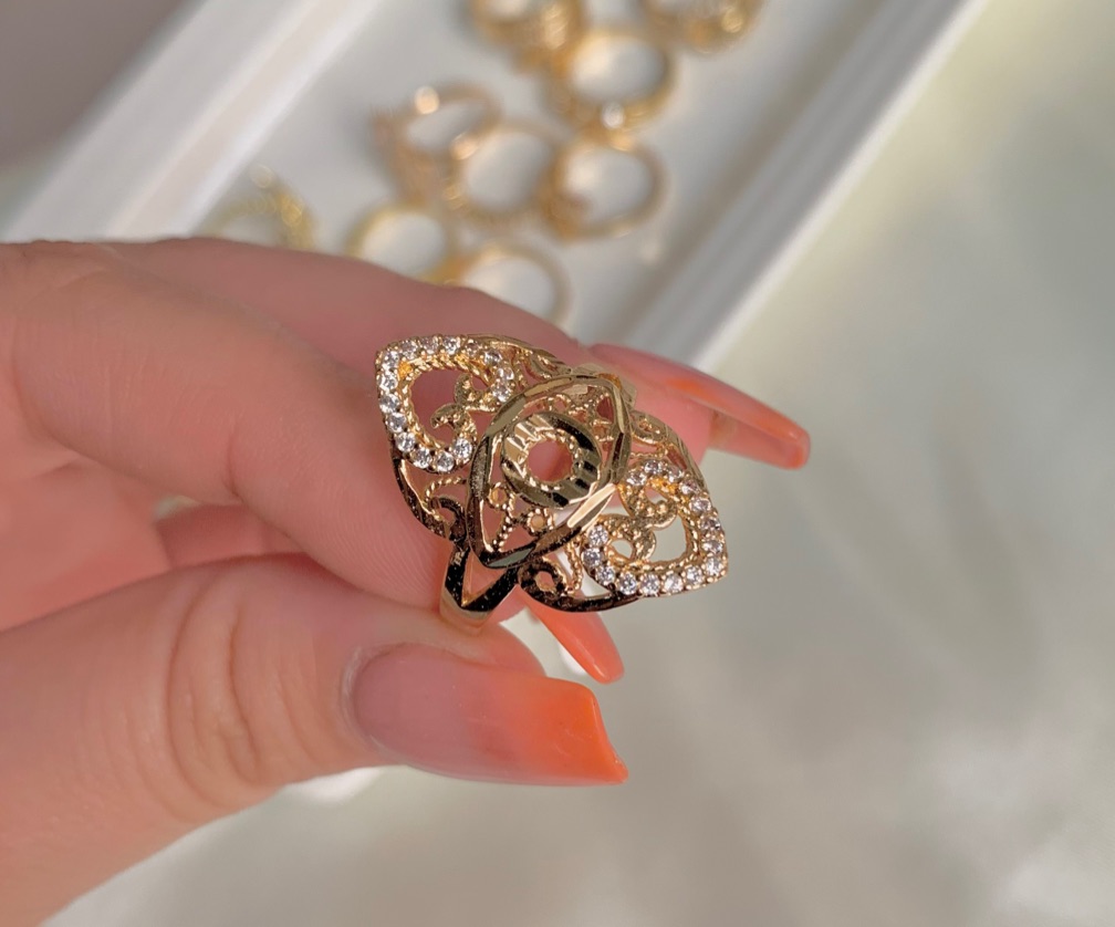 Anillo dorado grande XL con corazón x2 y detalle de ojo en medio