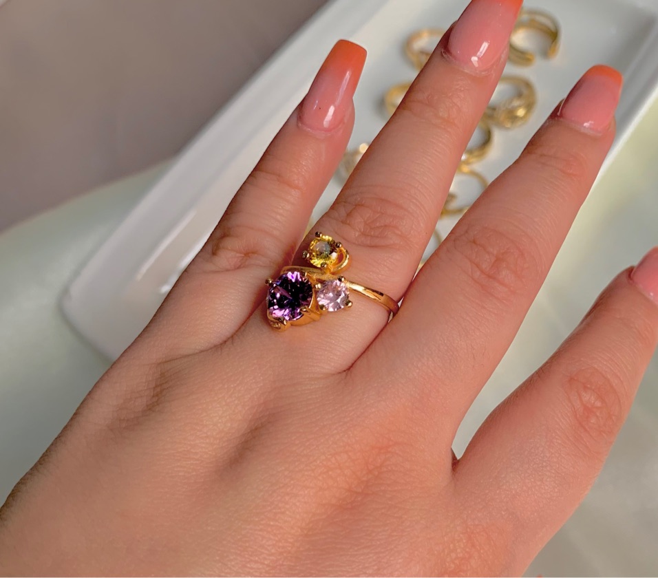 Anillo #8 diseño cruzado multicolor.