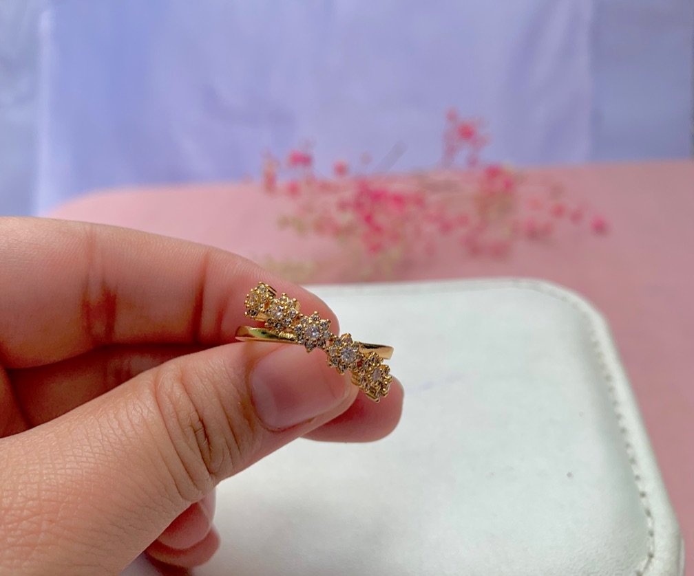 Anillo con forma de linea cruzada c/detalle de flor