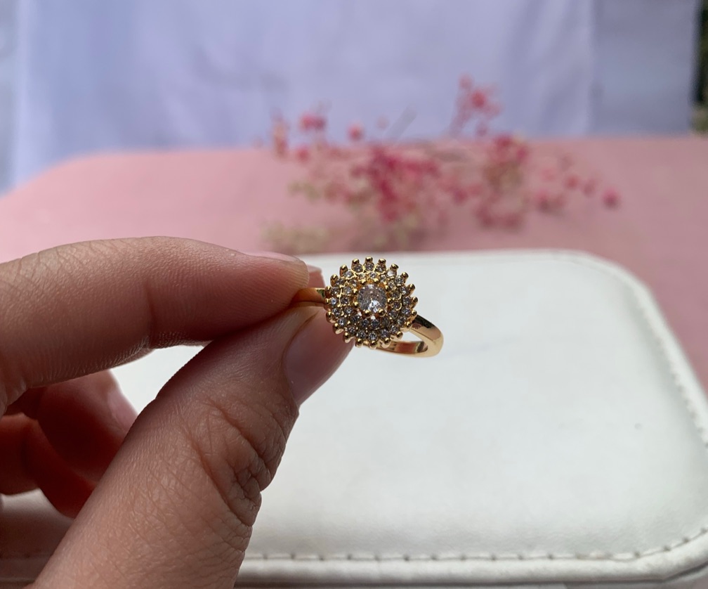 Anillo con forma de flor/sol