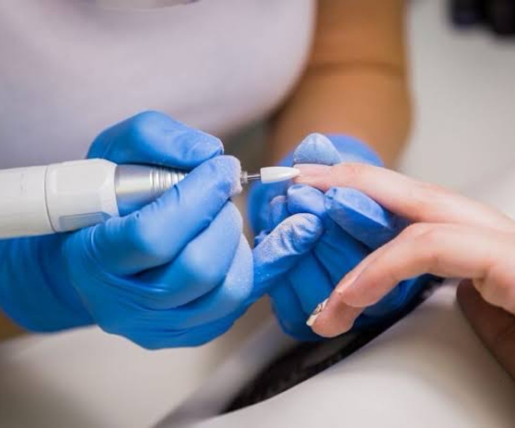 Retiro de uñas con esmaltado tradicional transparente