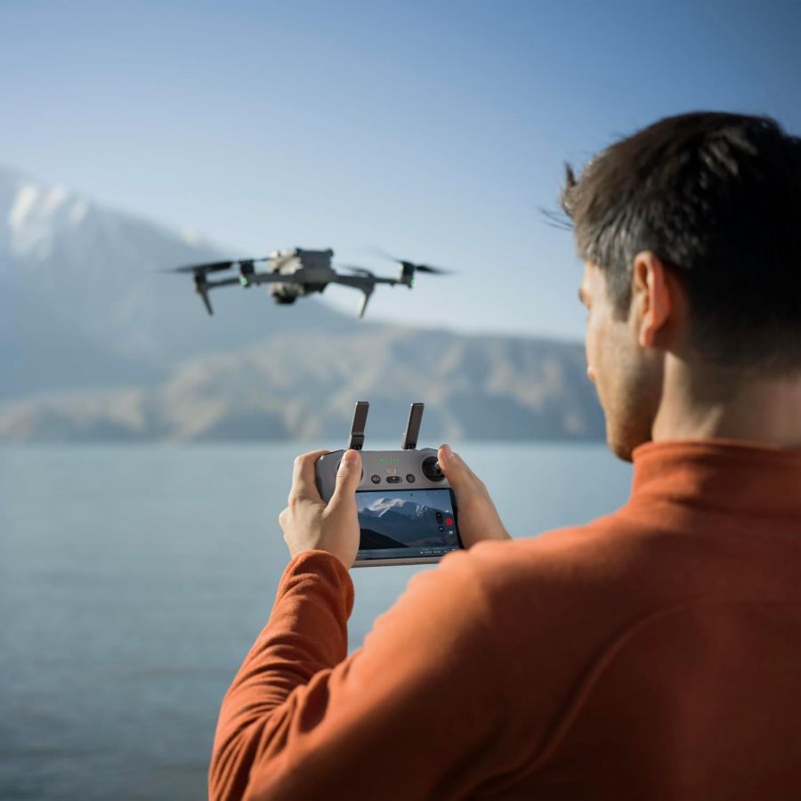 (A) DJI Air 3S Fly More Combo (control remoto RC de 2 pantallas), dron con cámara CMOS de 1" gran angular y teleobjetivo medio para adultos, 4K/60 fps, detección omnidireccional y 3 baterías para un vuelo más prolongado.