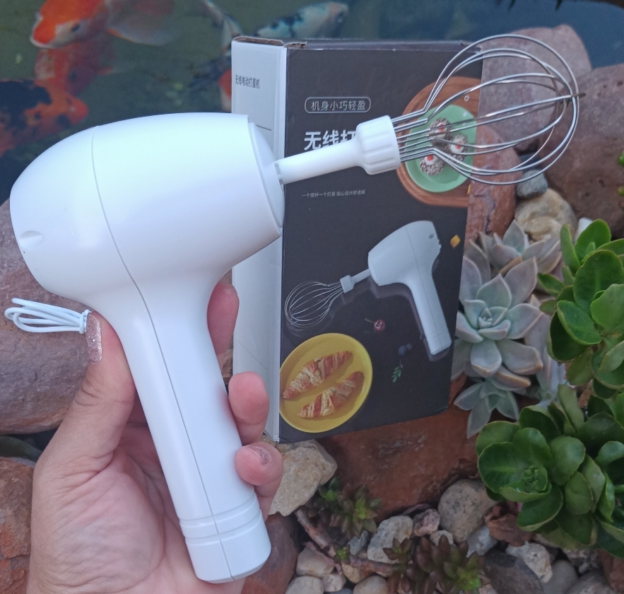 Batedor misturador elétrico recarregável branco