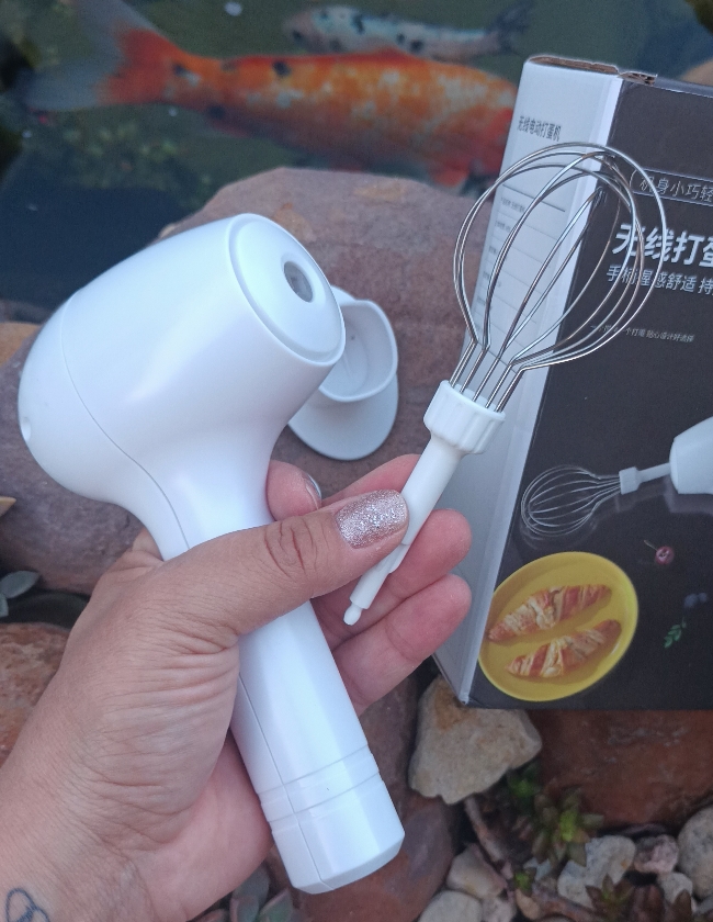 Batedor misturador elétrico recarregável branco
