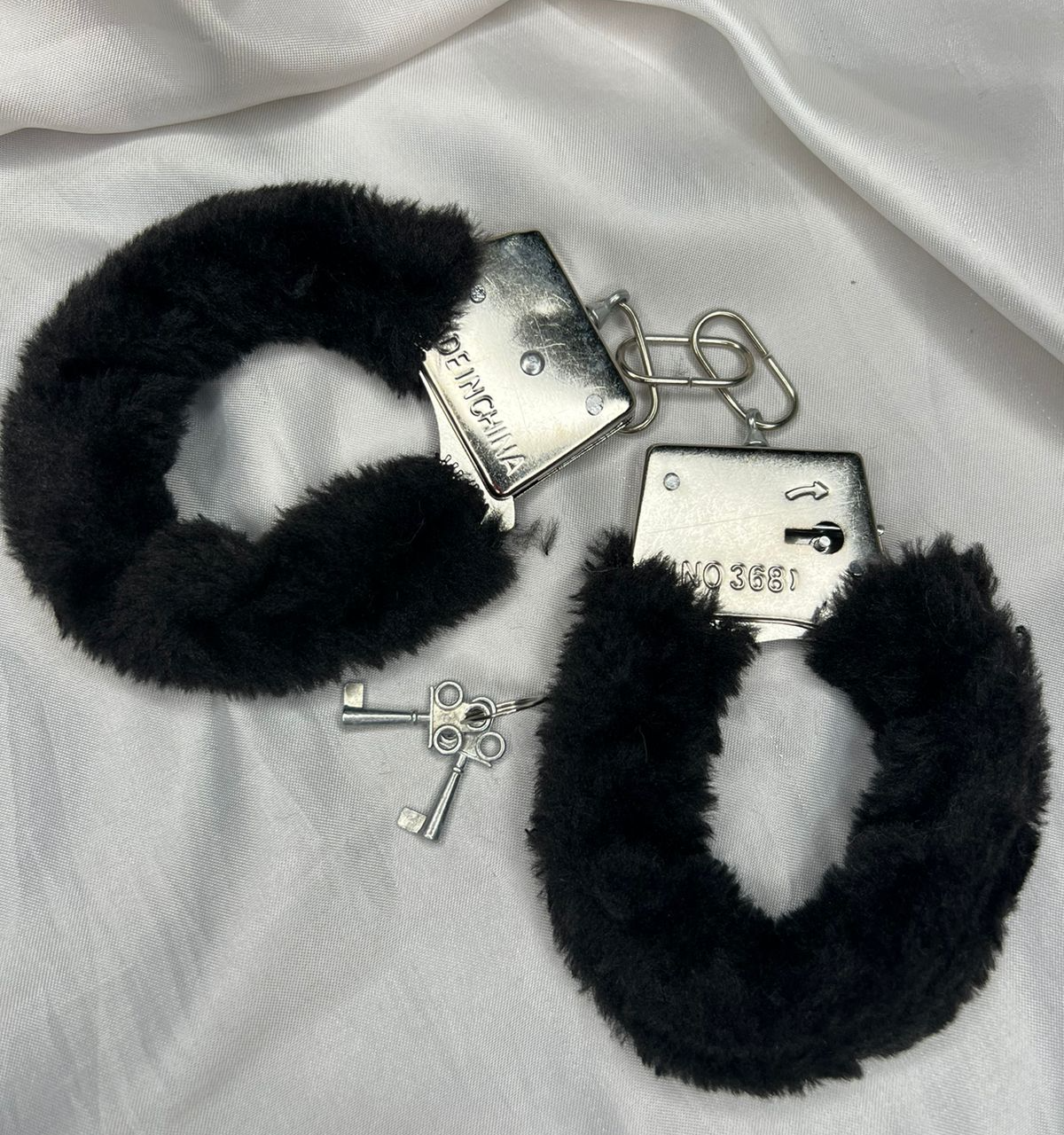 Algema De Metal Com Pelúcia
