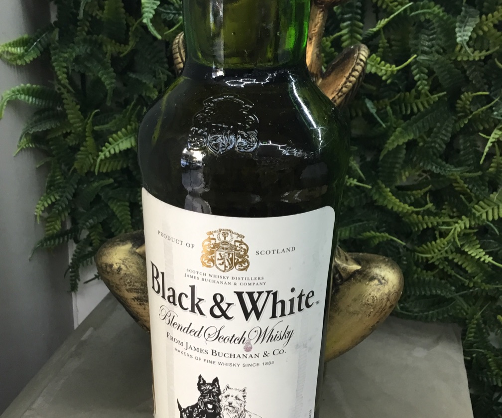 BLACK & WHITE BLENDEND SCOTCH WHISKY