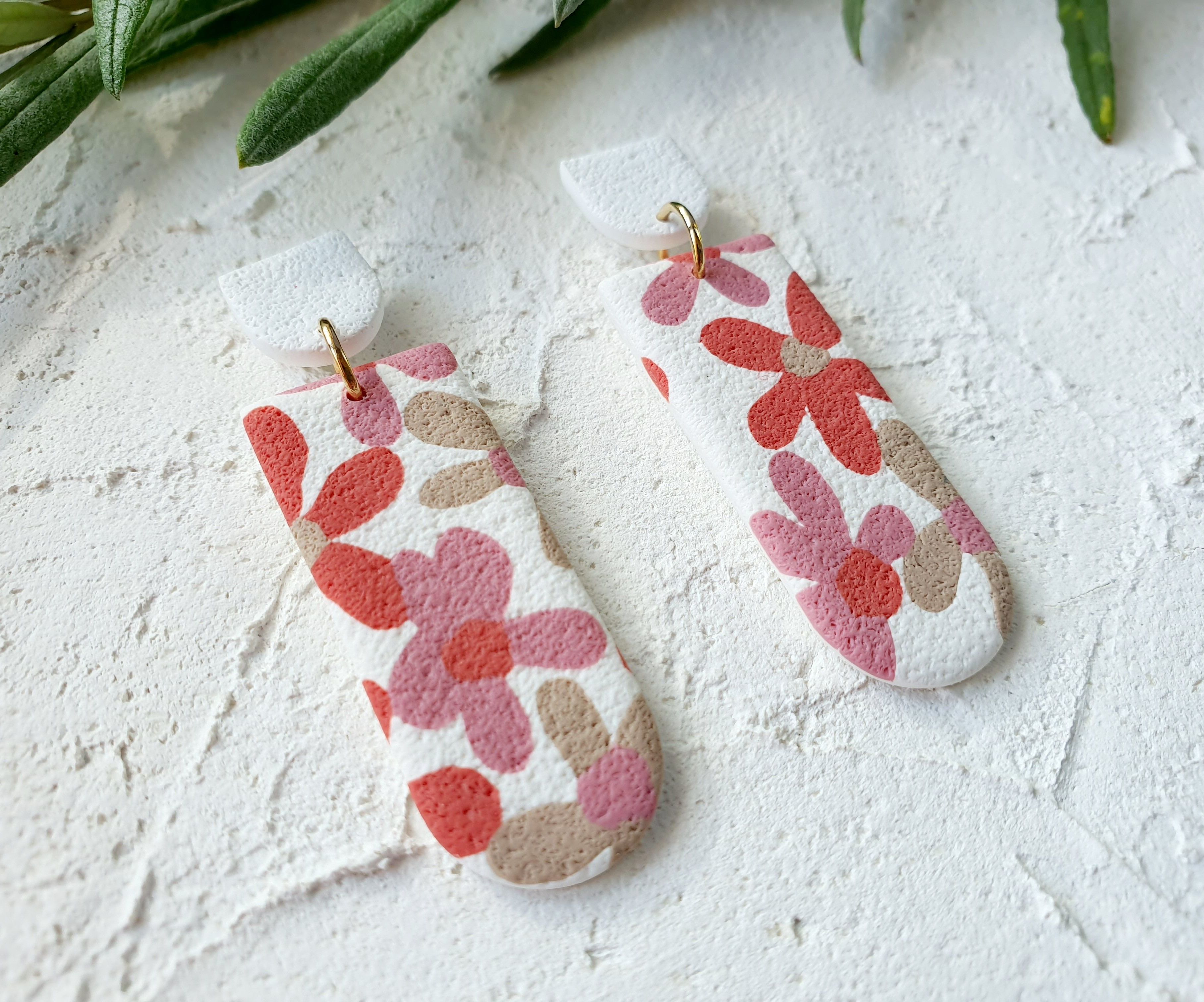 Pink flowers on white, round rectangle