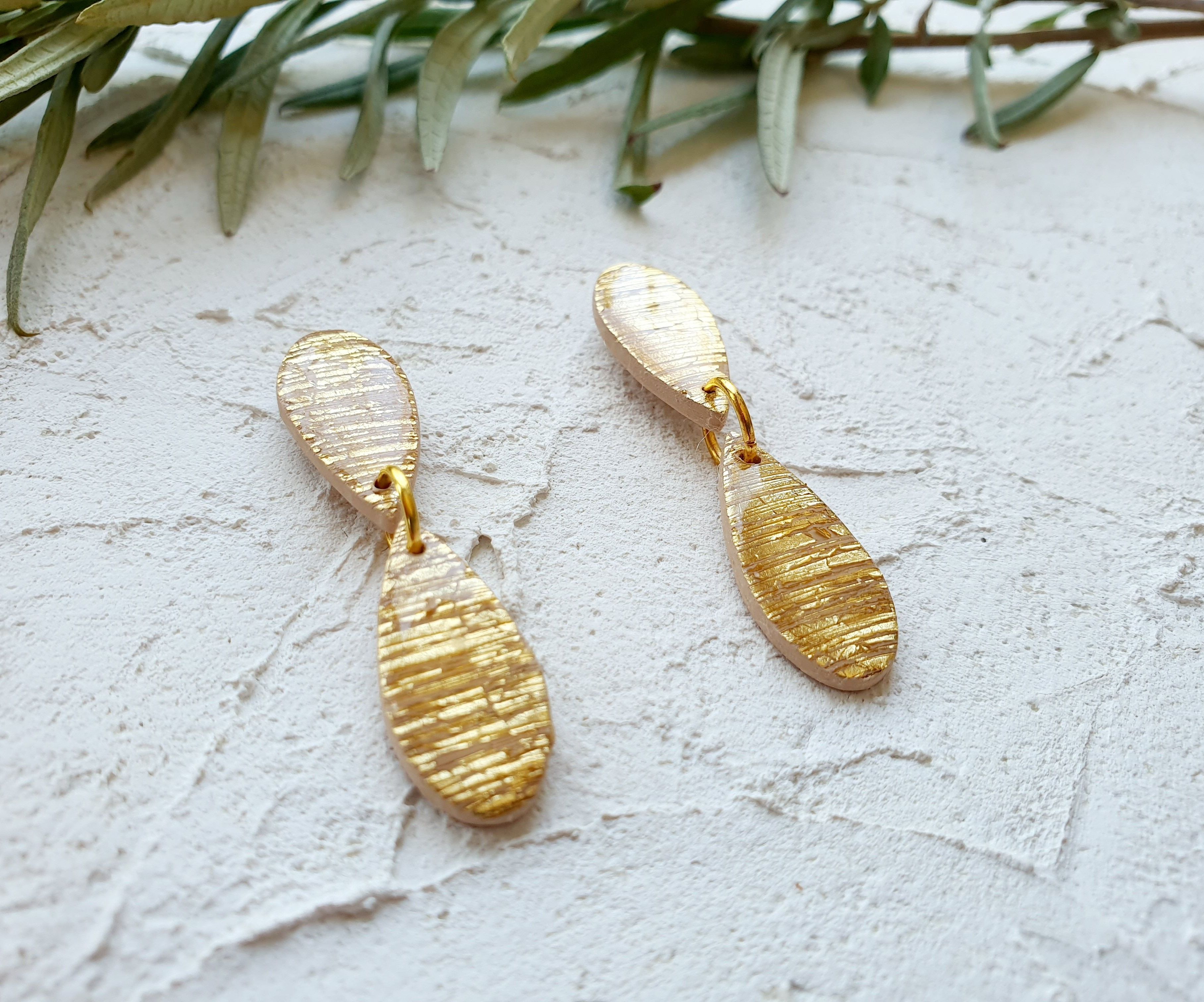 Double teardrop, gold leaf