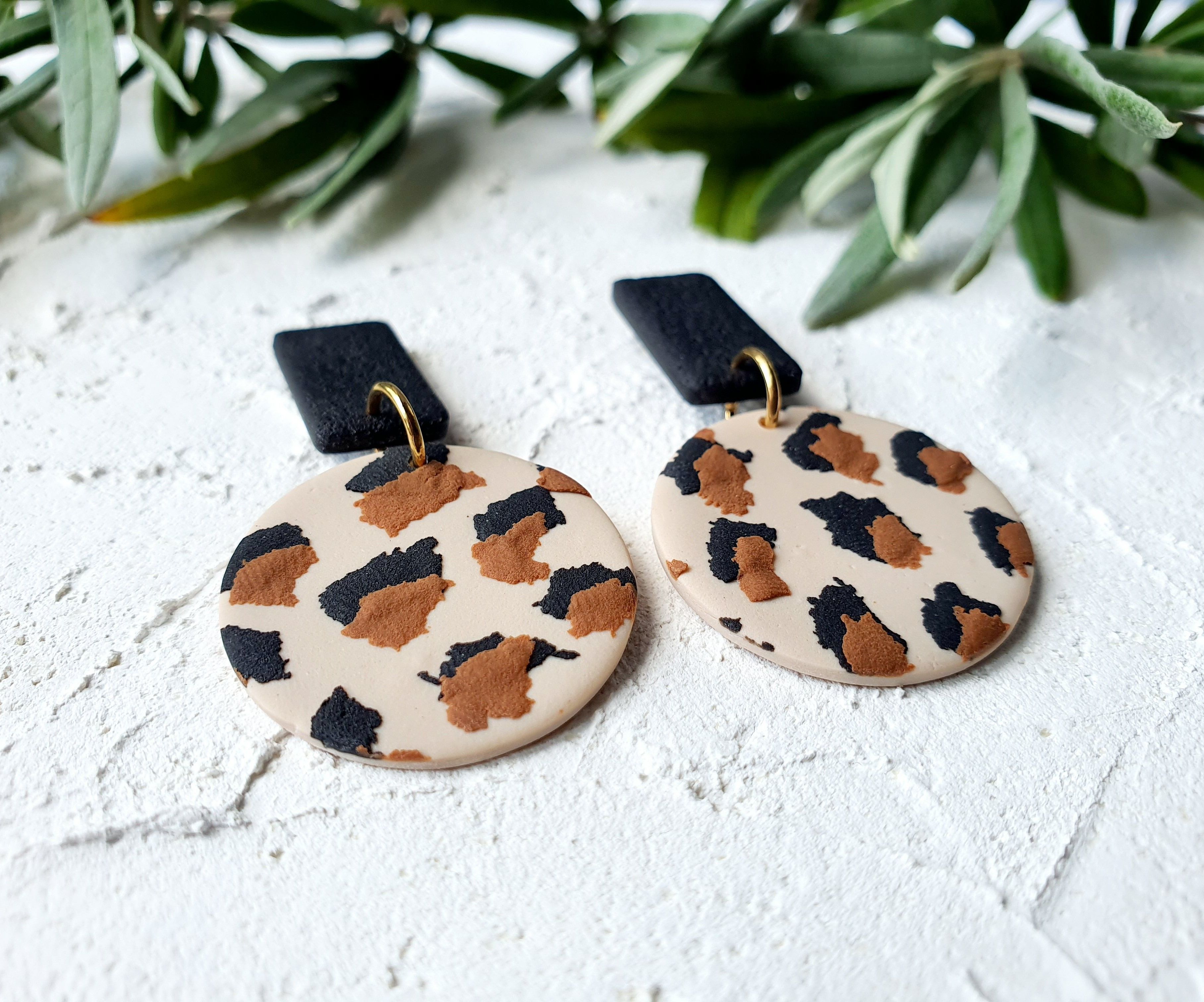 Leopard on beige circles