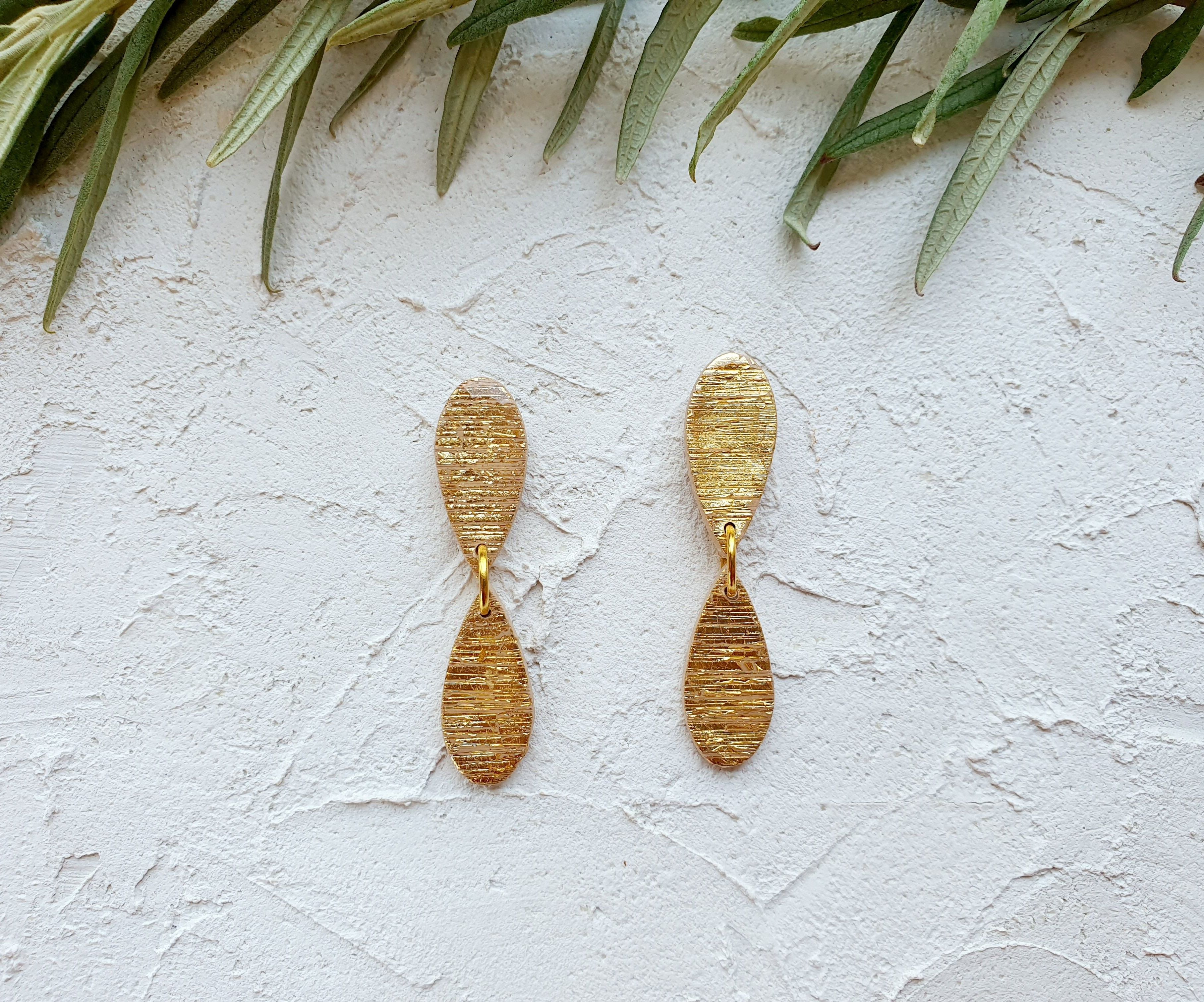 Double teardrop, gold leaf