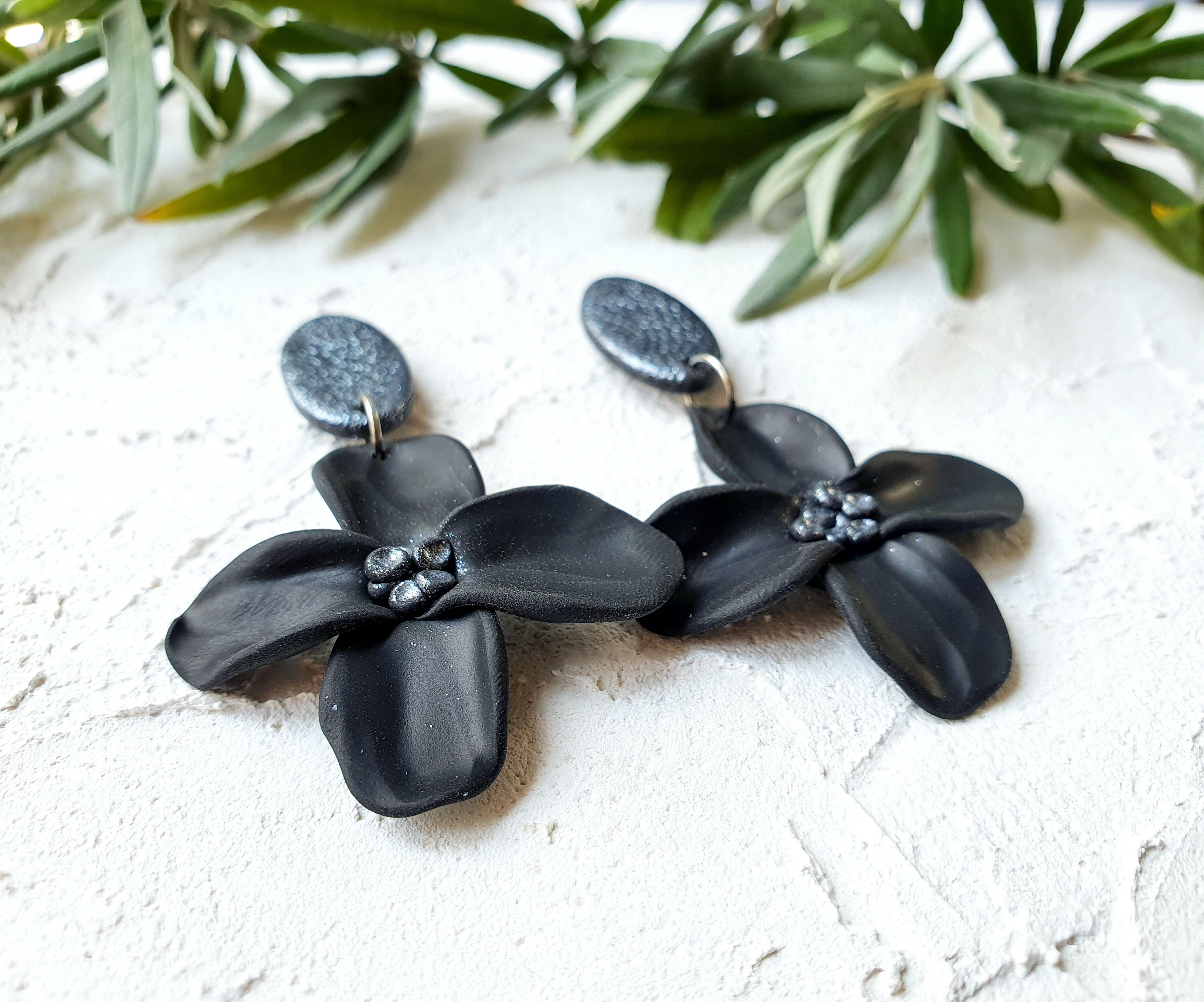 Black flower, big
