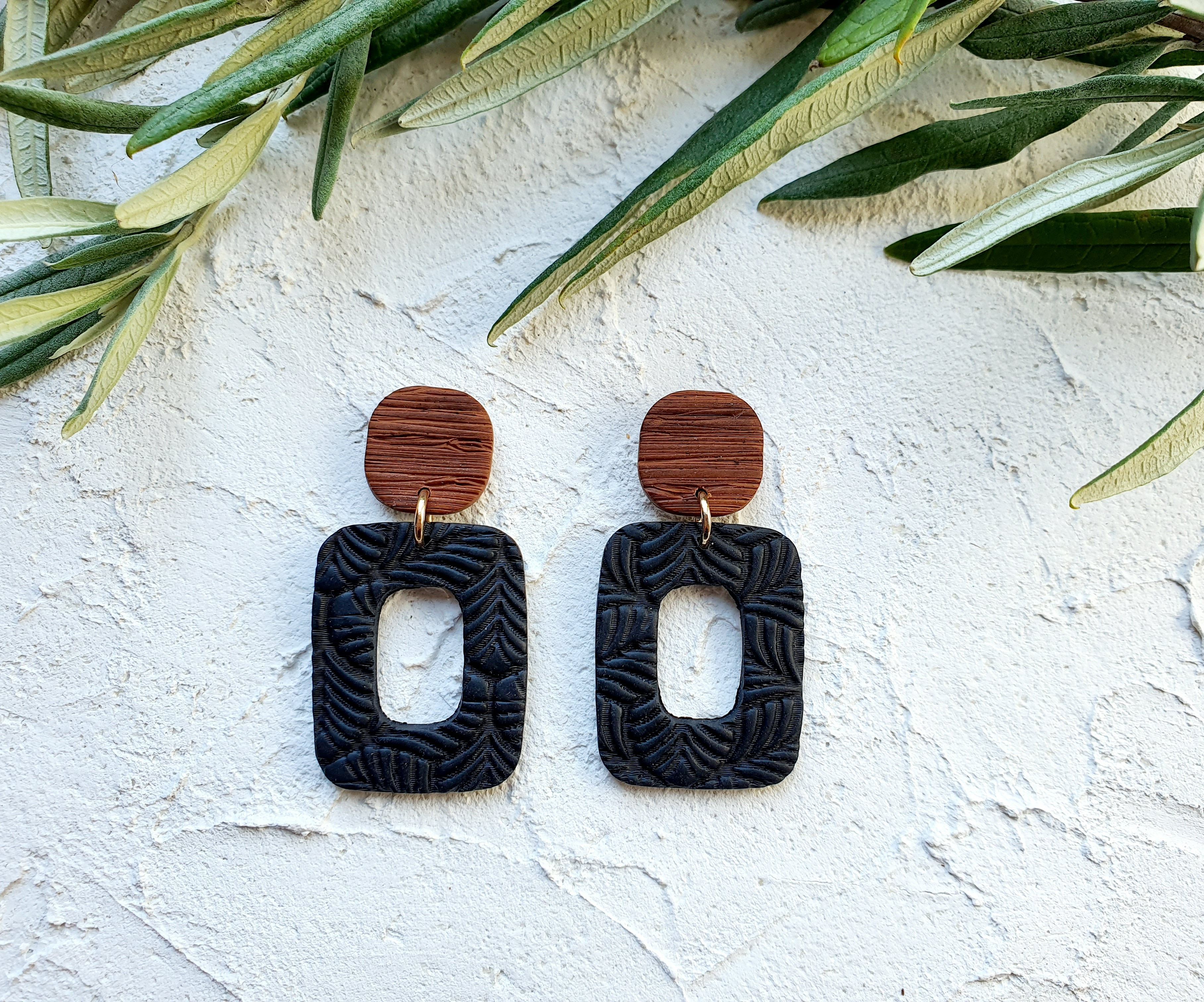 Black and 'wood', square donut