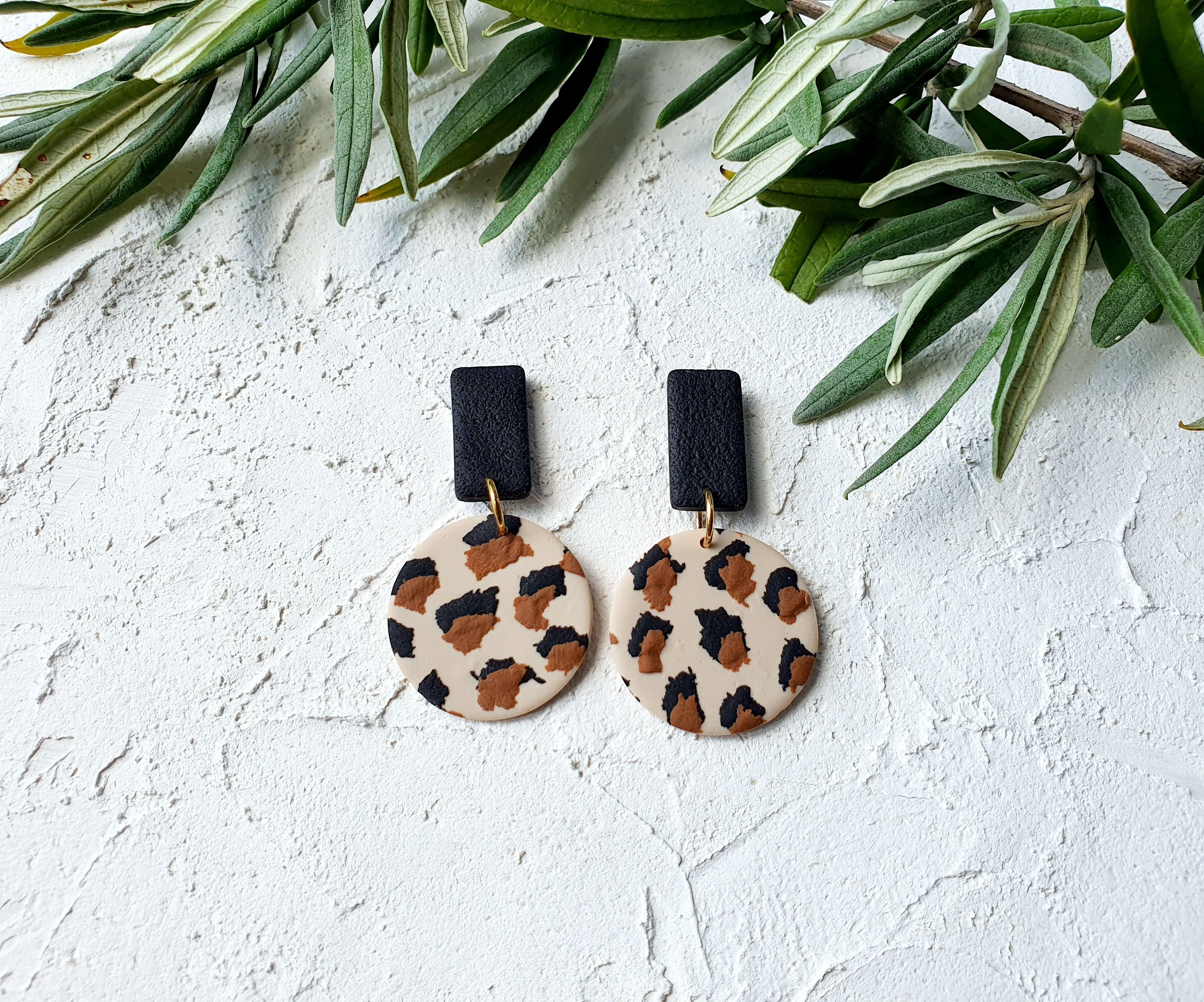 Leopard on beige circles