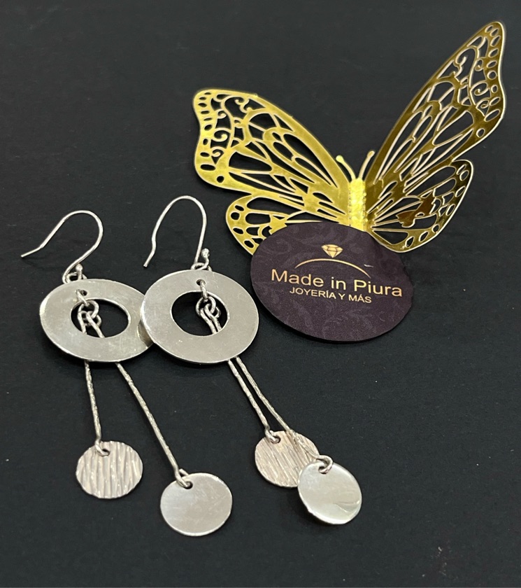 Arete colgante de aros grande y pequeño.