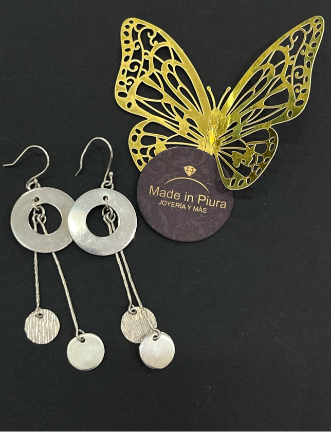 Arete colgante de aros grande y pequeño.