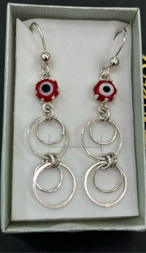 Arete colgante con aros y ojo turco .