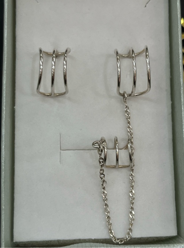 Arete colgante 3 rayas con 1 cadena.
