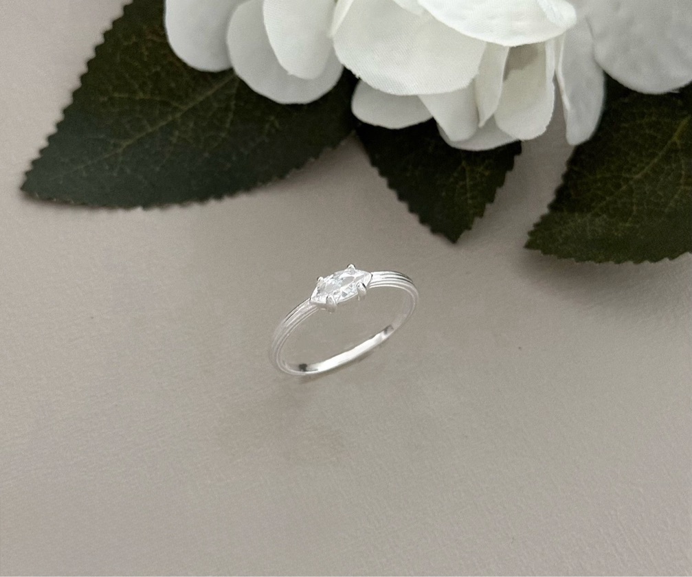 ANEL SOLITARIO PEDRA OVAL 4 GARRAS