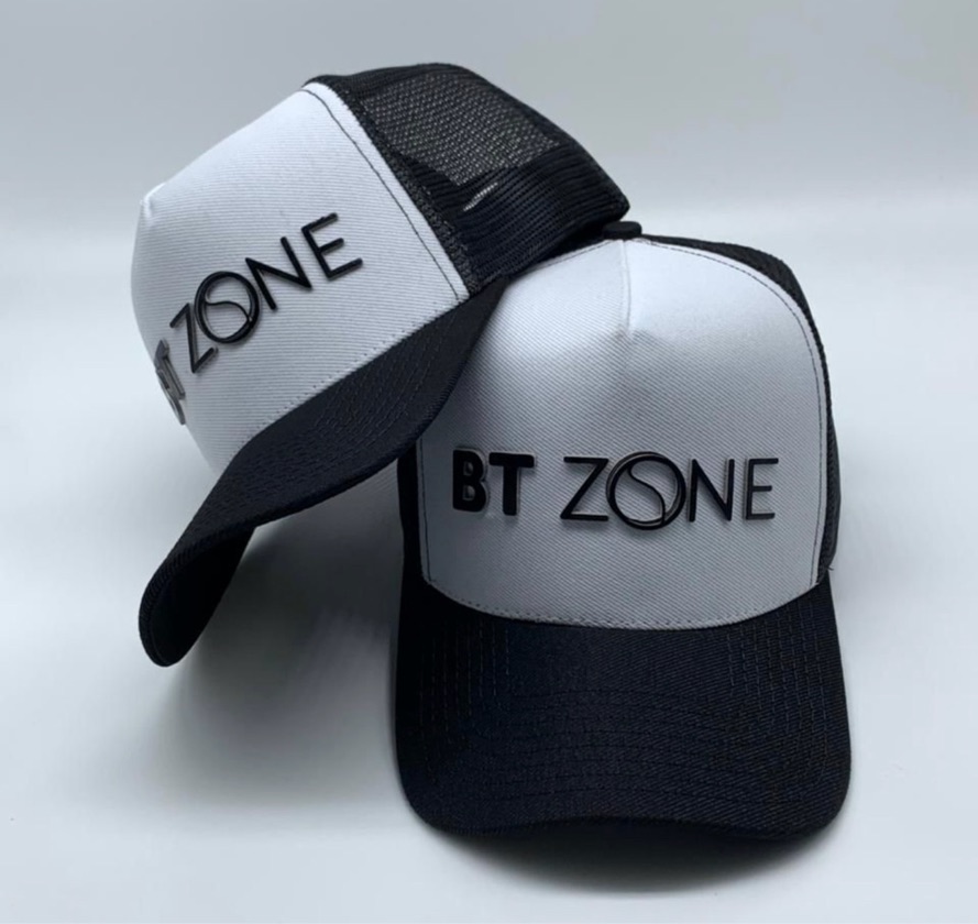 BONE TRUCKER CARRECADO DE ATITUDE, PRONTO PRA QUALQUER ROTA - BRANCO COM PRETO