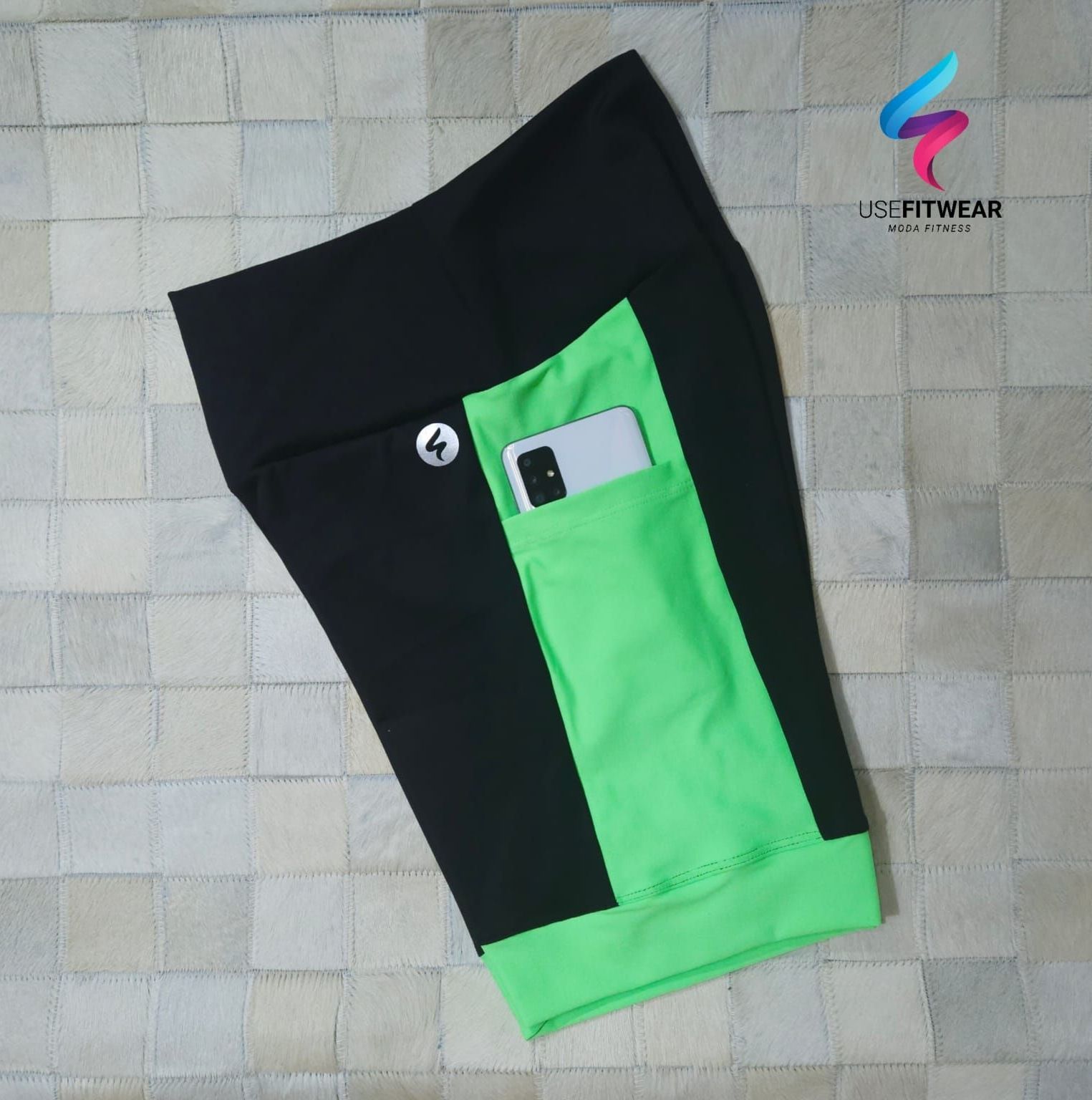 Bermuda Corrida com Bolsos Laterais Preta + Verde Neon