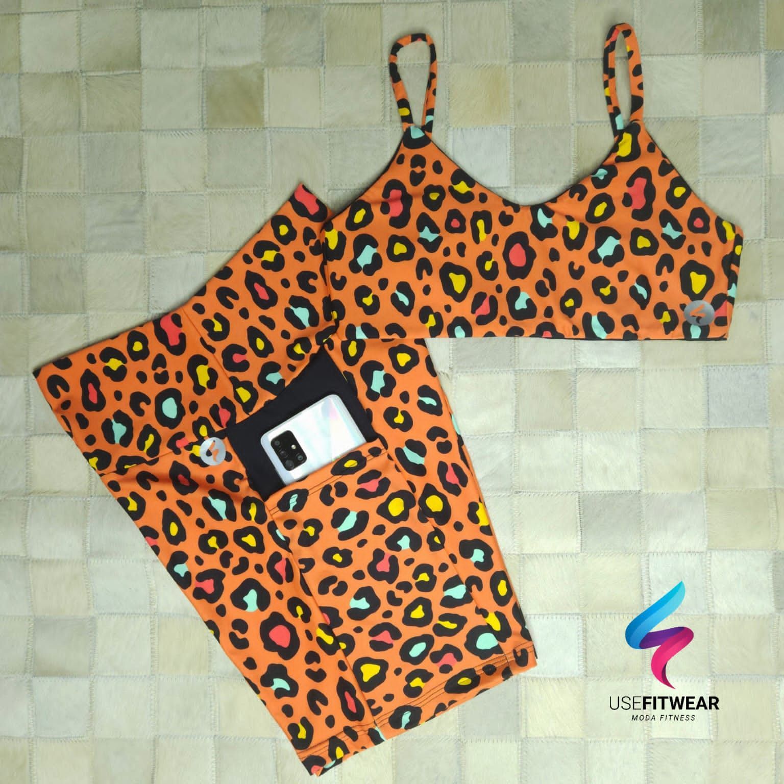 Conjunto Animal Print Short Bolsos e Top Costas Nua