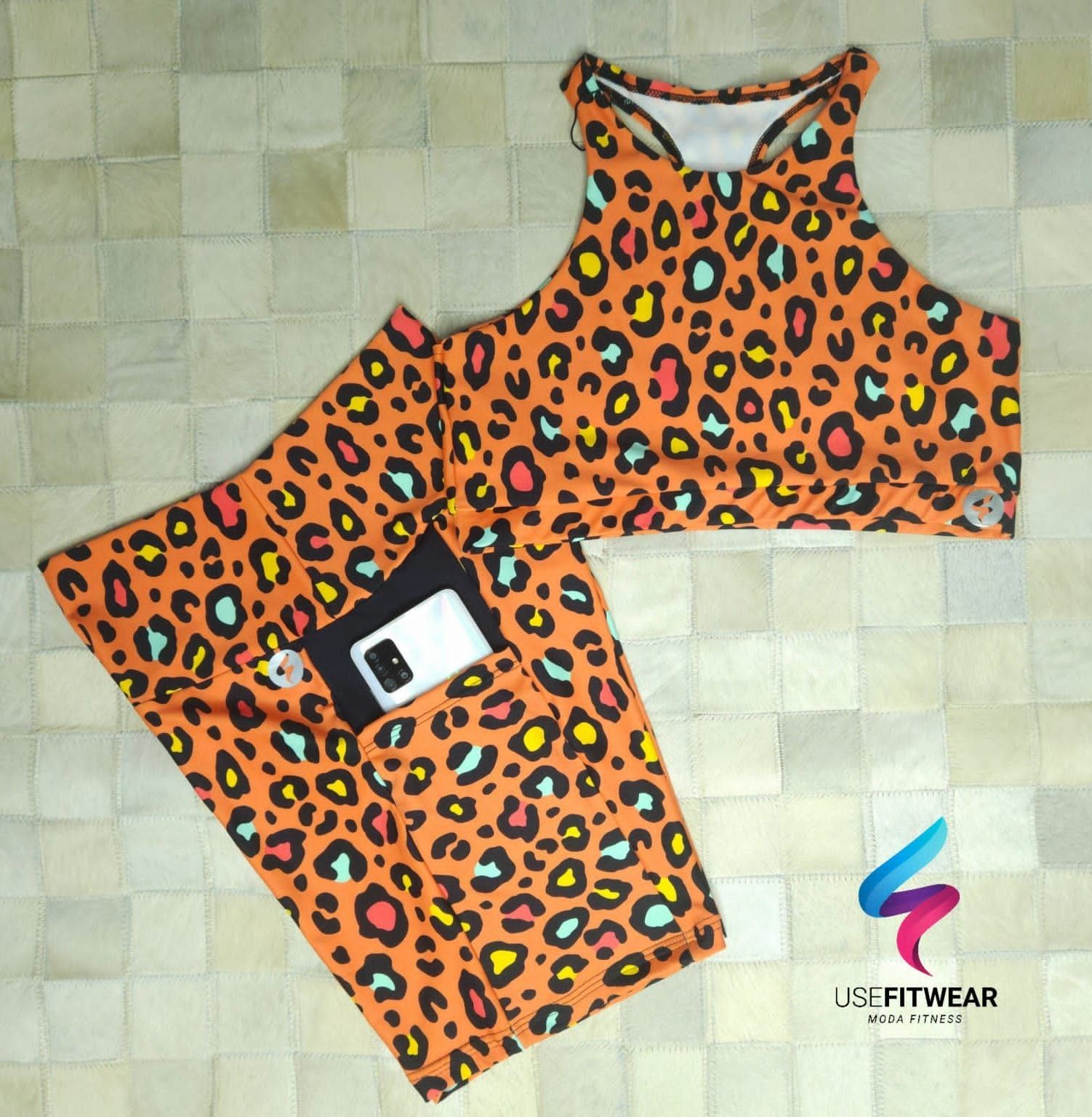 Conjunto Animal Print Short Bolsos e Cropped Cavado