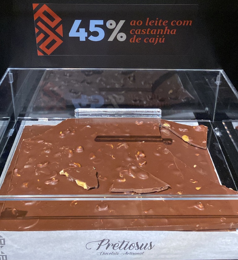 Chocolate Artesanal 45% com Castanha de Caju - vendido por Kg