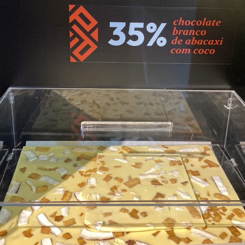 Chocolate Artesanal 35% com abacaxi e coco - vendido por Kg