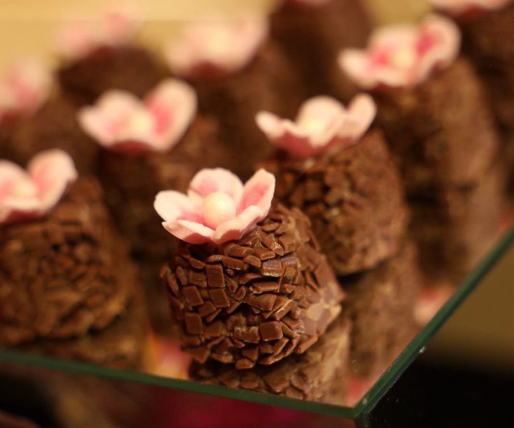 Brigadeiro com rosa