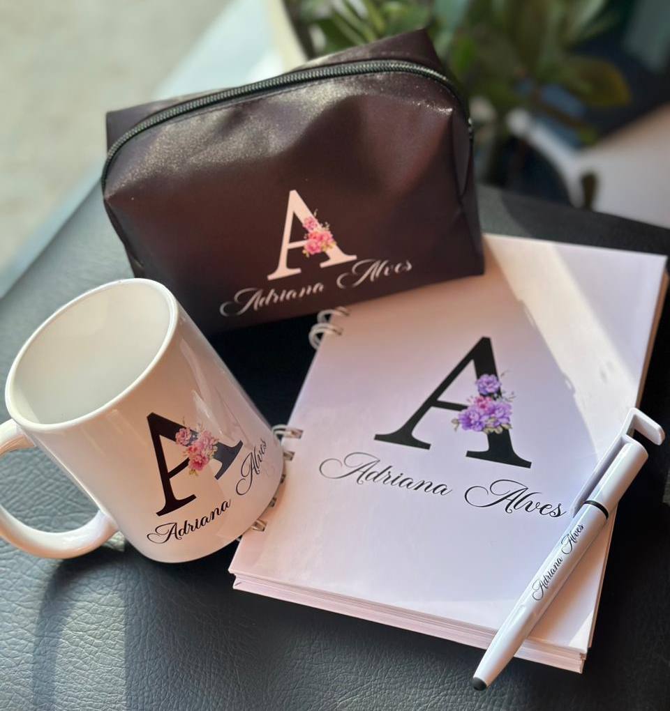 Caderneta simples c/ necessaire, caneca porcelana e caneta touch