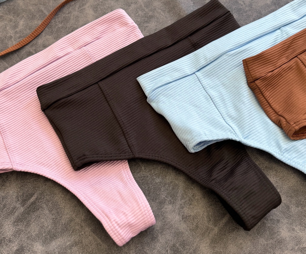 BIKINI EMA | Triángulo texturado + colaless tiro alto | AR9054