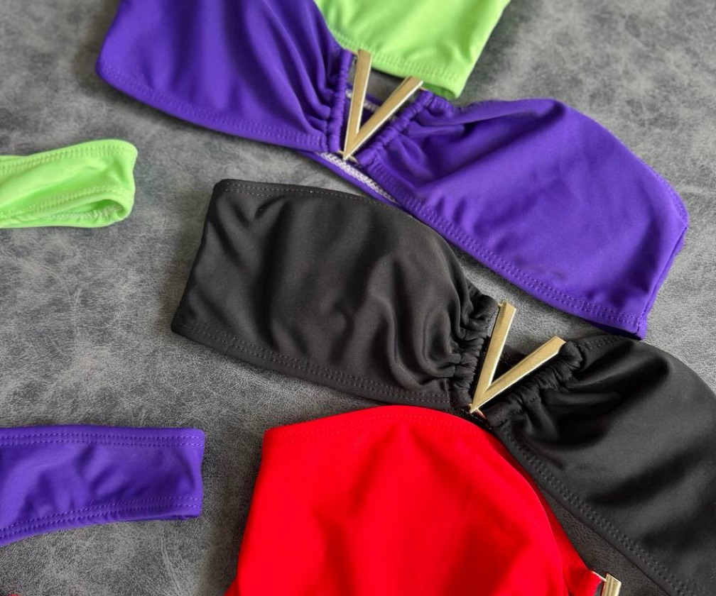 BIKINI PIA | Strapless con detalle V + less en V