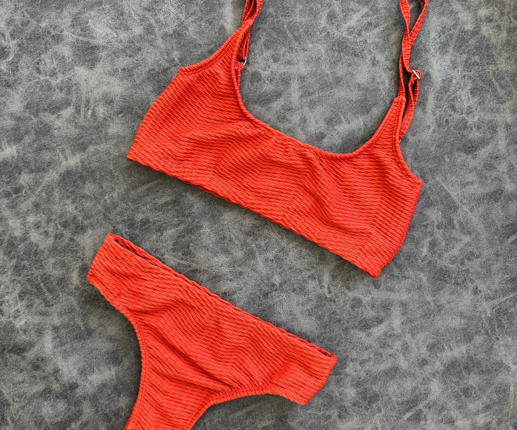 BIKINI RIO | Top texturado + colaless tiro alto | AR9040