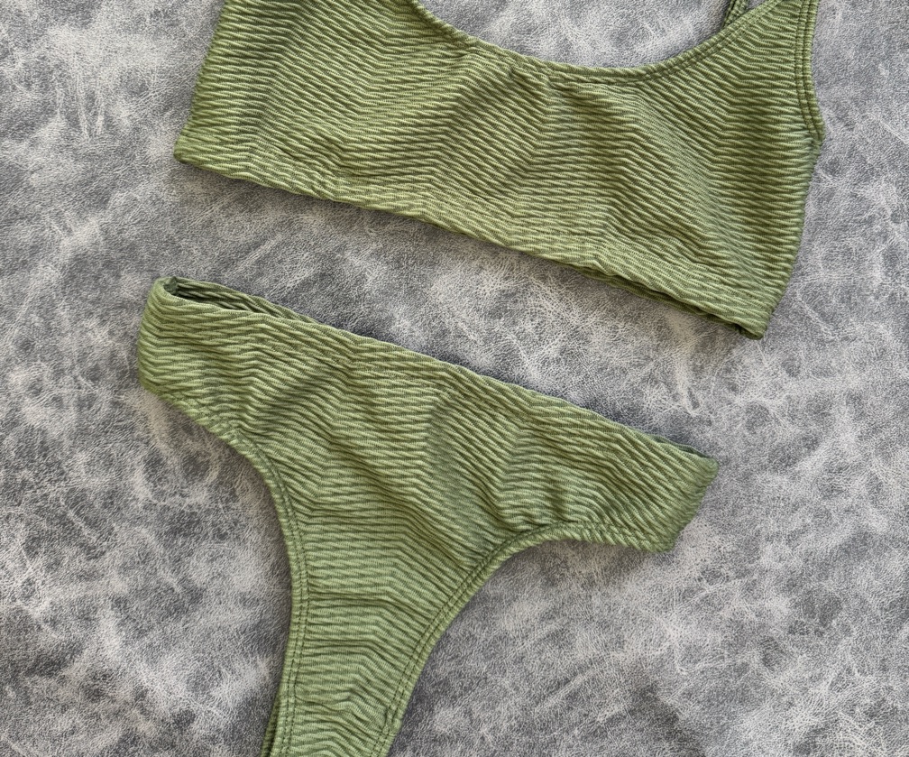 BIKINI RIO | Top texturado + colaless tiro alto | AR9040