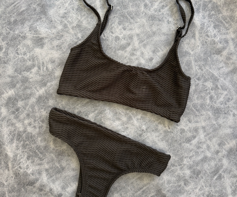BIKINI RIO | Top texturado + colaless tiro alto | AR9040