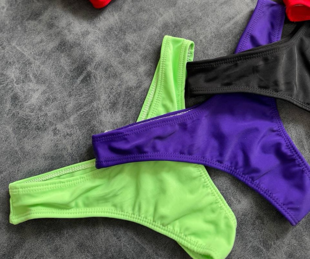 BIKINI PIA | Strapless con detalle V + less en V