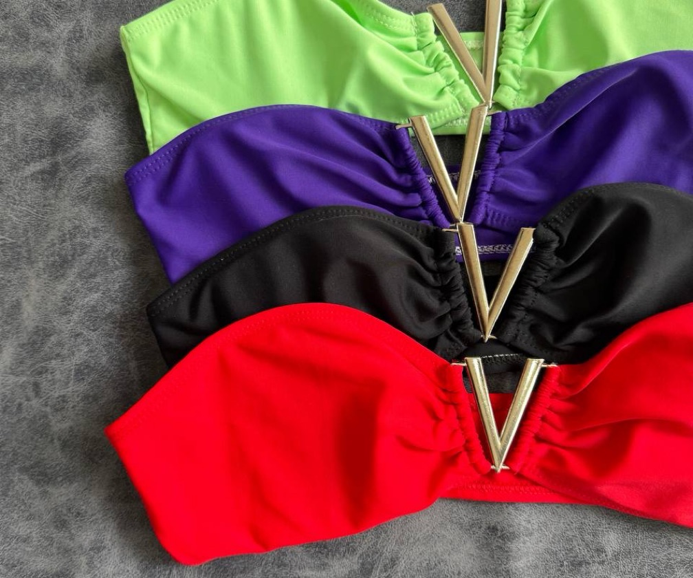 BIKINI PIA | Strapless con detalle V + less en V