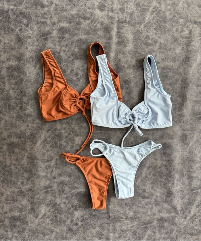 BIKINI ANGLONA | Top + less con detalle lateral | AR8100