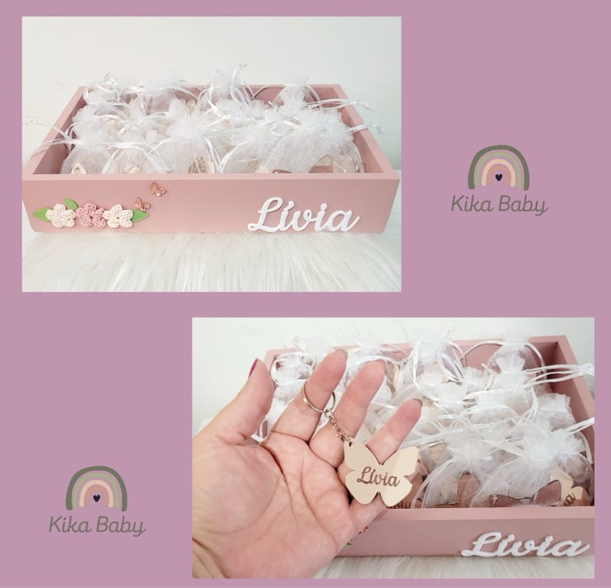 Bandeja com chaveiros embalados em organza